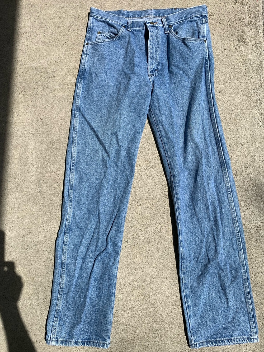 2 (34x32) pairs of Jeans: Wrangler and Levi